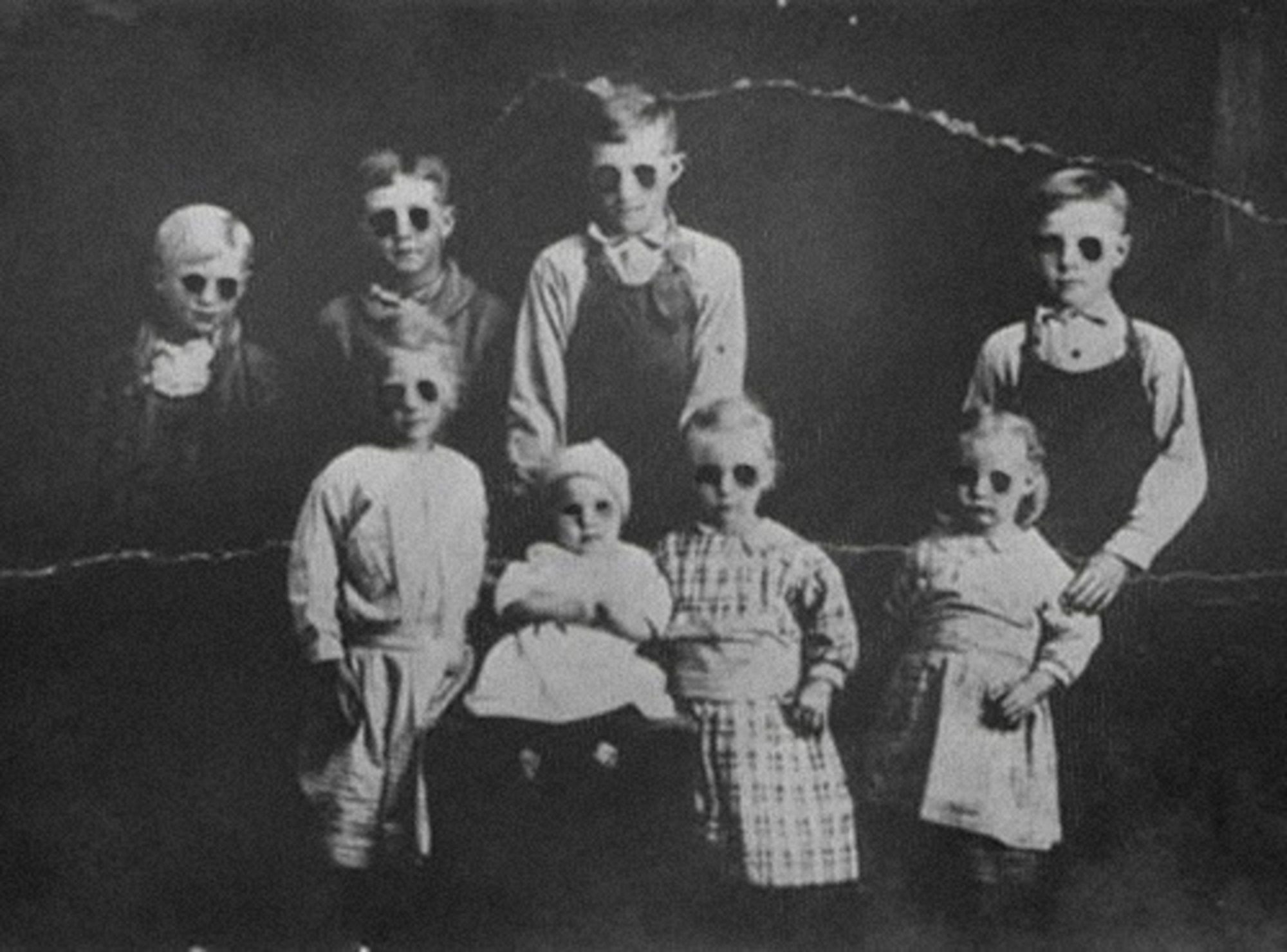 -http://static3.therichestimages.com/cdn/568/420/90/cw/wp-content/uploads/2014/10/Old-Creepy-Photos-Black-Eyed-Kids.jpg